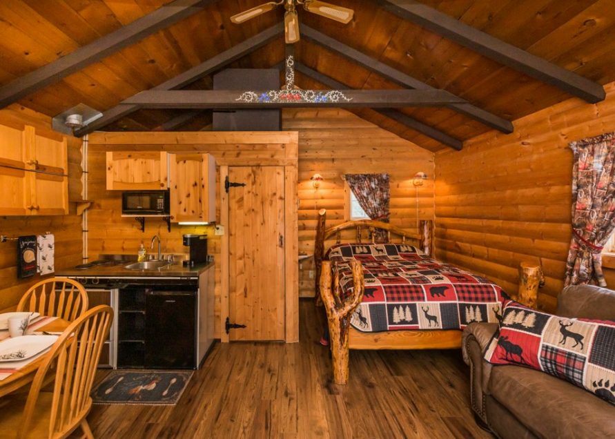 White Tail Cabin rentals in central Alberta. Bear Creek Cabins.